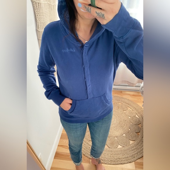 Navy blue Billabong sweater with buttons in front and stitched front pocket - Picture 7 of 7